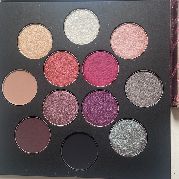 MAC BRAND NEW EYE SHADOW PALETTE 12 shades.In box from limited Holidaycollection - Picture 3 of 3